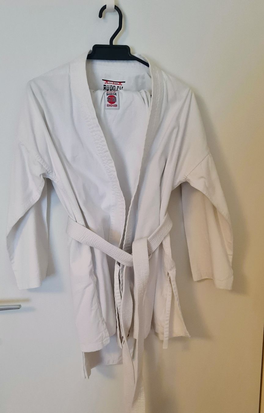 Uniformi: Karate Gi uniform, size 150cm, with white belt. Mint! – Usato da Wallisellen venduto da Duranduran 1
