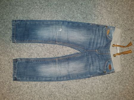 Jeans 4 Ans / Grösse 98/104 mit kleinem Löchli