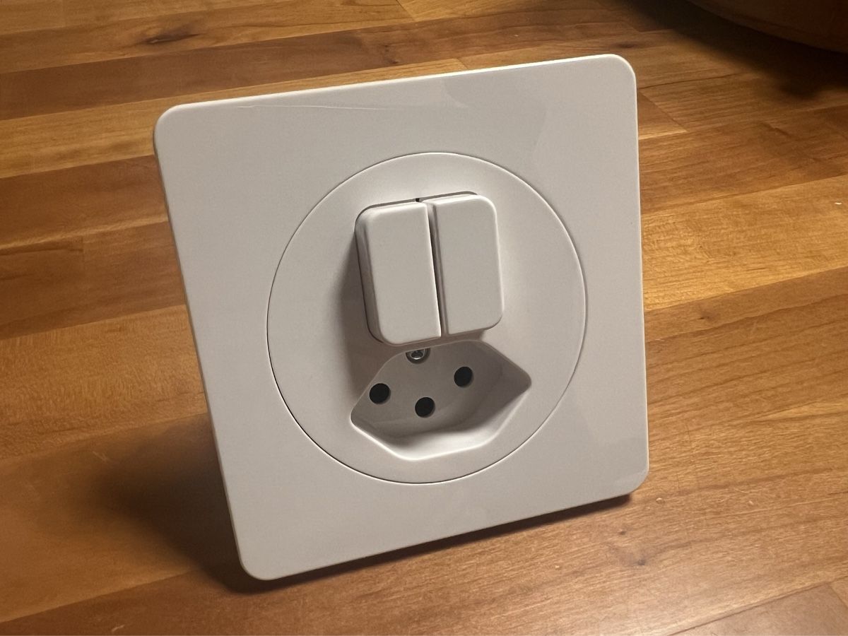 Interruttori: Max Hauri MaxONE Doppel-Druckschalter + Steckdose Typ 13 – Nuovo (secondo la descrizione) da Giubiasco venduto da telecaster0041