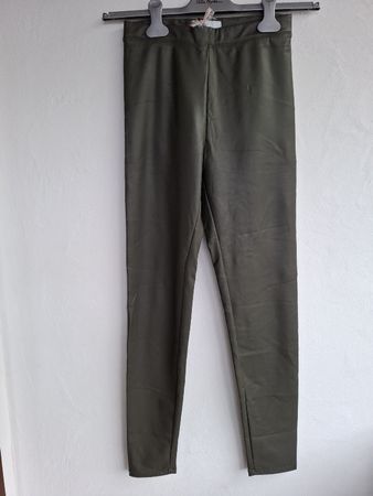Khakifarbene Kunstleder Leggings von Bershka, Gr. S