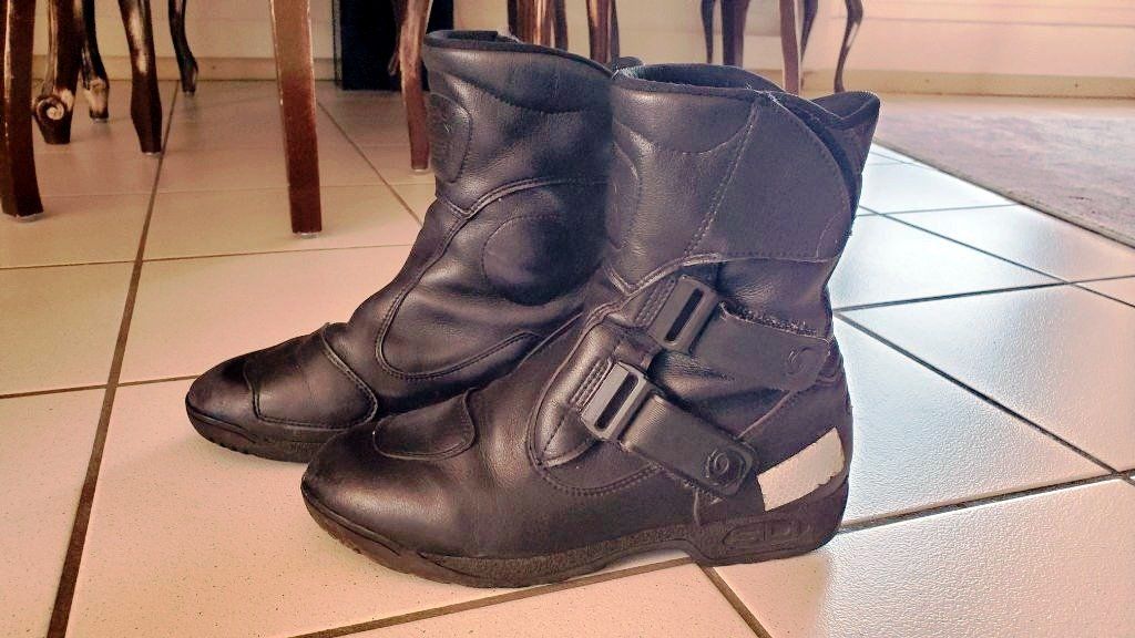 Scarpe da uomo: Motorradstiefel schwarz Grösse 43 – Usato da Courtaman venduto da Silb