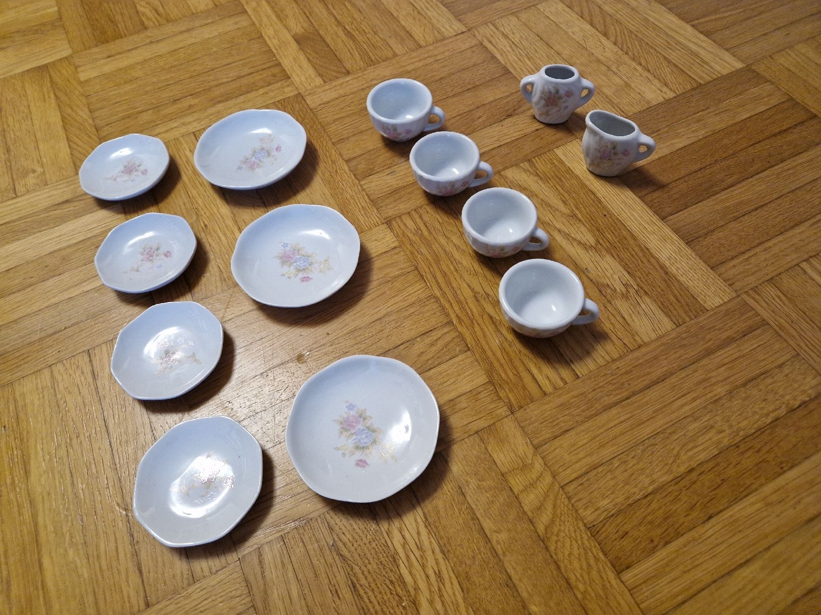 Spielzeuge: Puppengeschirr,  mit Blumenmuster, Vintage – Neu (gemäss Beschreibung) aus Etzwilen von mue_mm76
