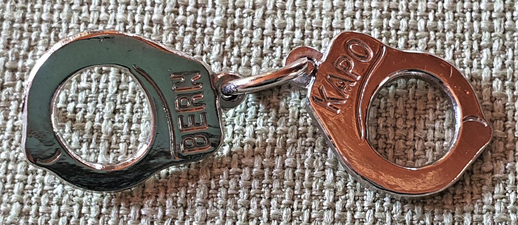 Placchette & Badge: E257  Pin Handschellen KAPO Bern Polizei – Usato da Reinach BL venduto da Boston-Verkauf 2