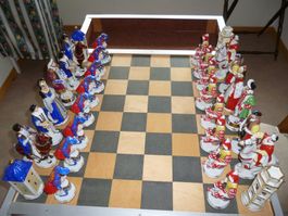 Schachspiel  mit historischen Figuren Keramik u...