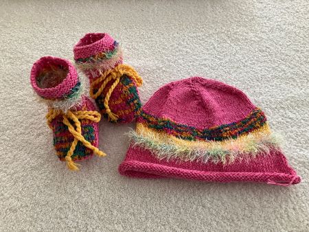 Handgestricktes Set Baby, Mütze & Finken/Schuhe NEU