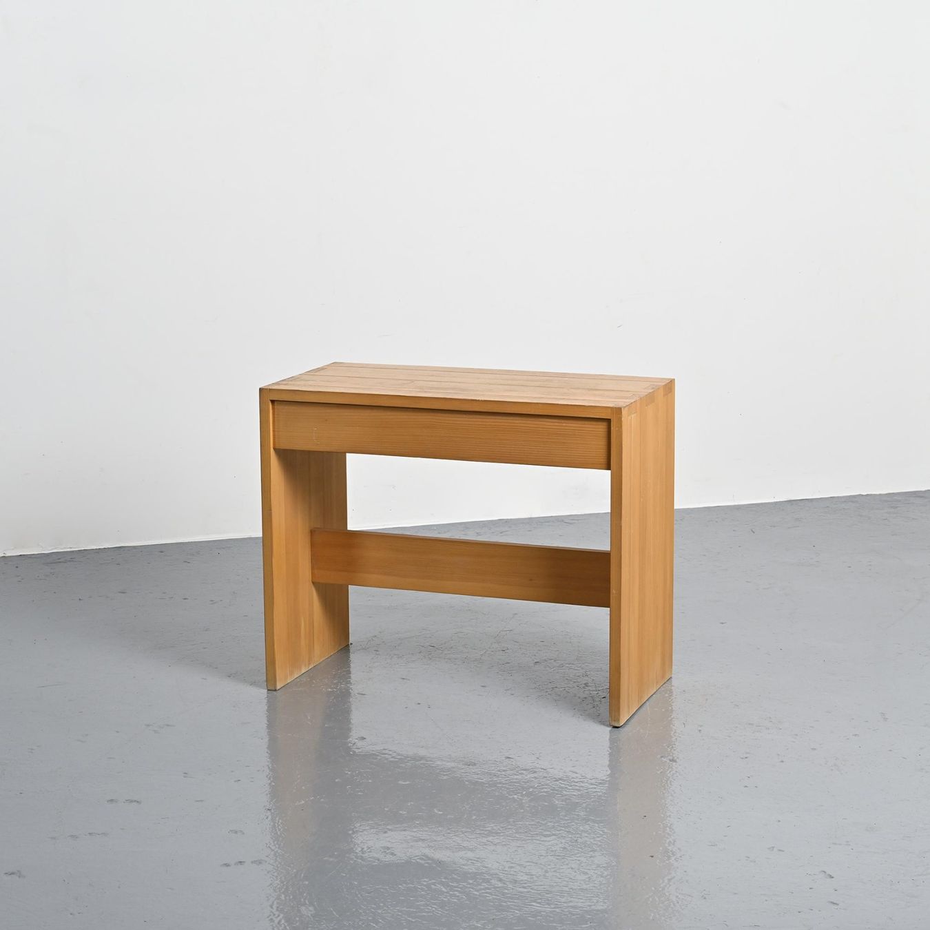 Scrivanie: Bureau en orme massif par Maison Regain, année 70 – Usato da VILLEURBANNE venduto da PATEREDELAGANDOUZE 7