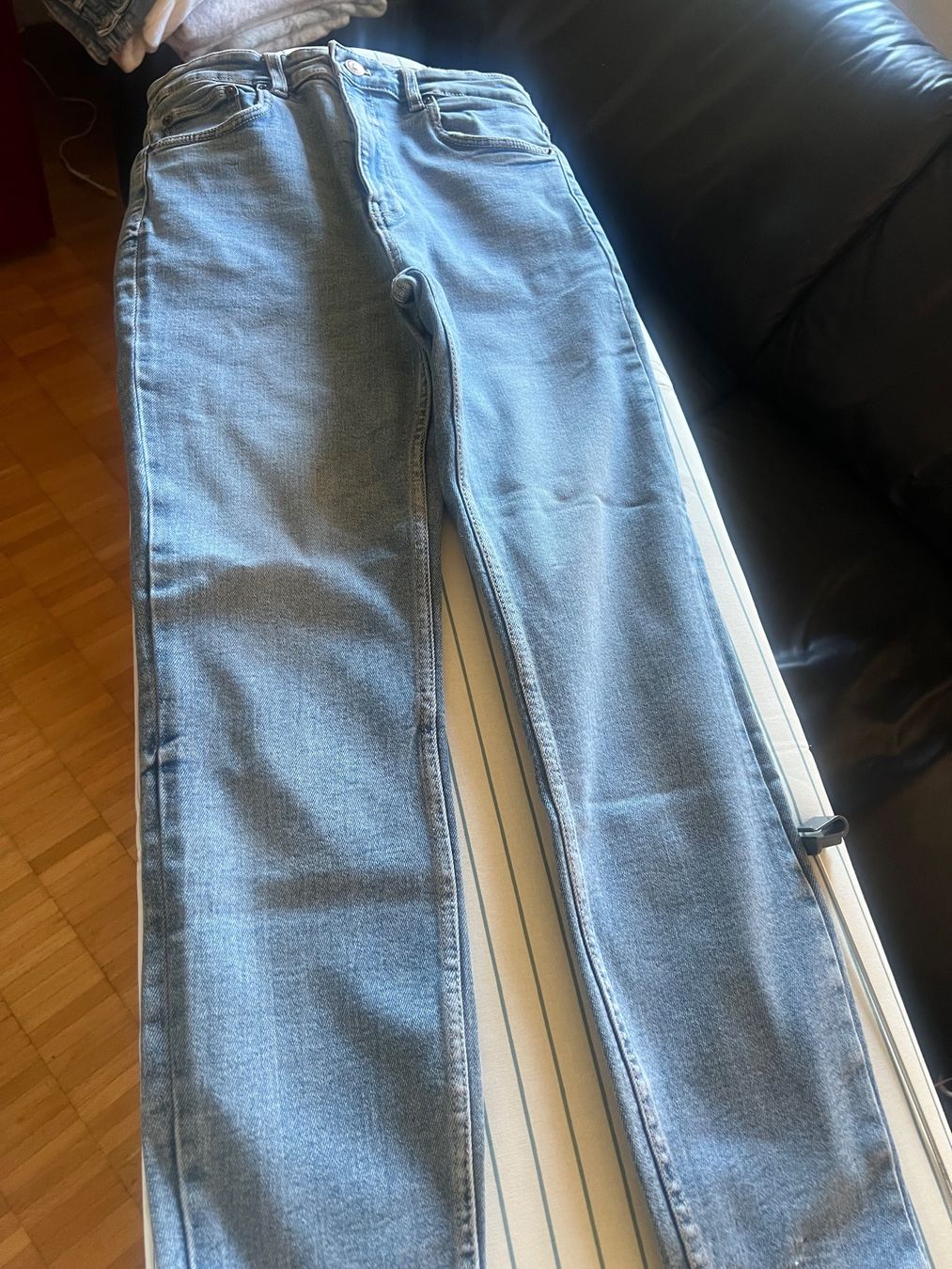 Zara Jeans: Jeans ZARA Gr. 40 / 2 Stk. – Usato da Näfels venduto da ale_c9qn 2