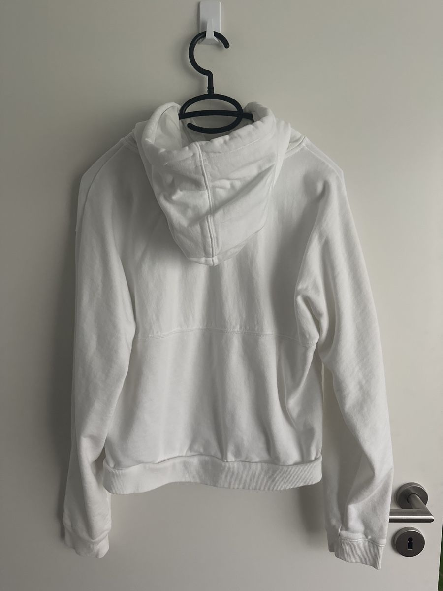 Calvin Klein Pullover & Sweatshirts: Weisser Calvin Klein Crop Kapuzenpullover - Grösse M – Gebraucht aus Wangen SZ von Jaay_Sky 1