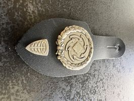 Lederhalterung mit Symbolen silberfarben