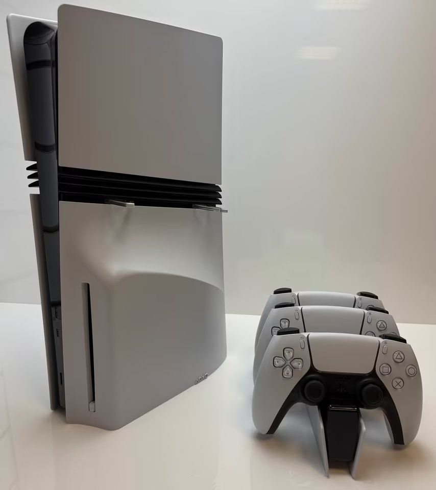 Sony Konsolen: Sony PS5 Pro 2TB mit Disc-Laufwerk - 3 Controller - 12 Games – Gebraucht aus Ehrikon von brugger108 1