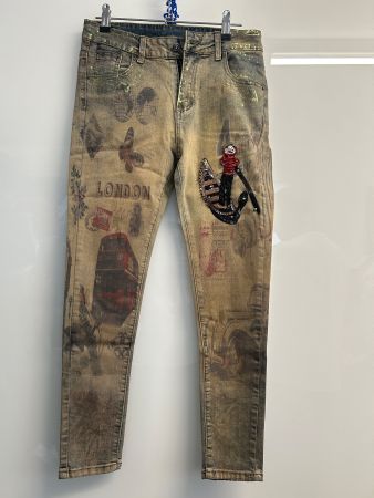 Trendige Coole Jeans mit Perlen und Aufdruck Gr S NEU