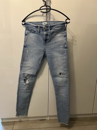 Helle Jeans mit Löchern