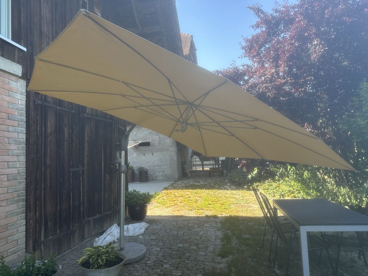 Glatz Ombrelloni: Sonnenschirm von Glatz mit Sockel – Usato da Kerzers venduto da jaeggif