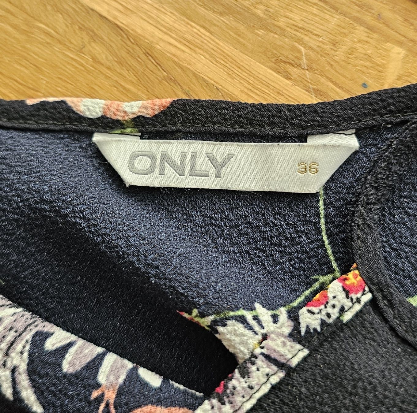 Only Top: ONLY Top, Grösse 36, Sommerliches Blumenmuster, Schwarz – Usato da Zürich venduto da pri_9hkk 1