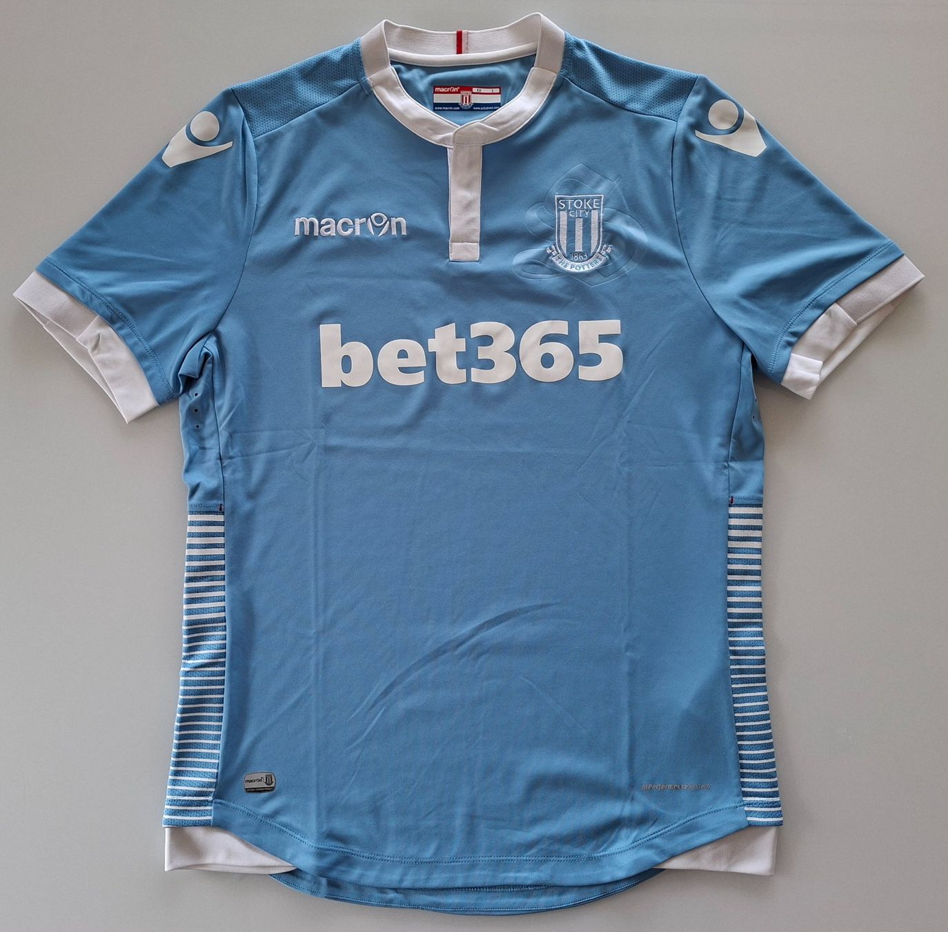 Canottiere & Pantaloni: Maillot Macron Stoke City away 2016-2017 – Usato da Signy venduto da oli_sn9g