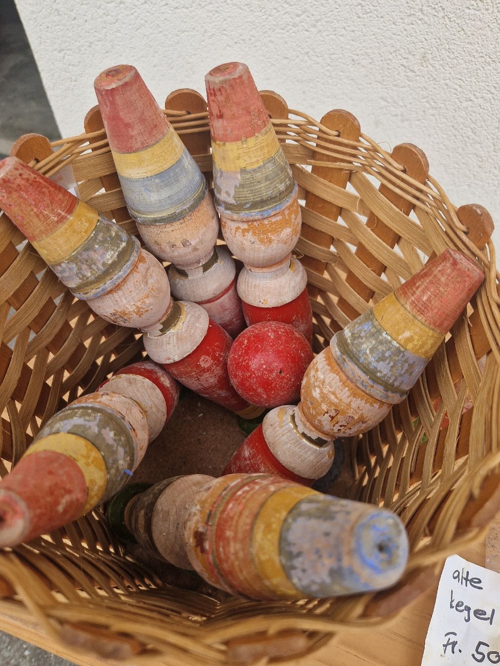 Statuette: Alte Kegel Set Holz farbig gebraucht mit Korb – Usato da Mörigen venduto da Clio111 5