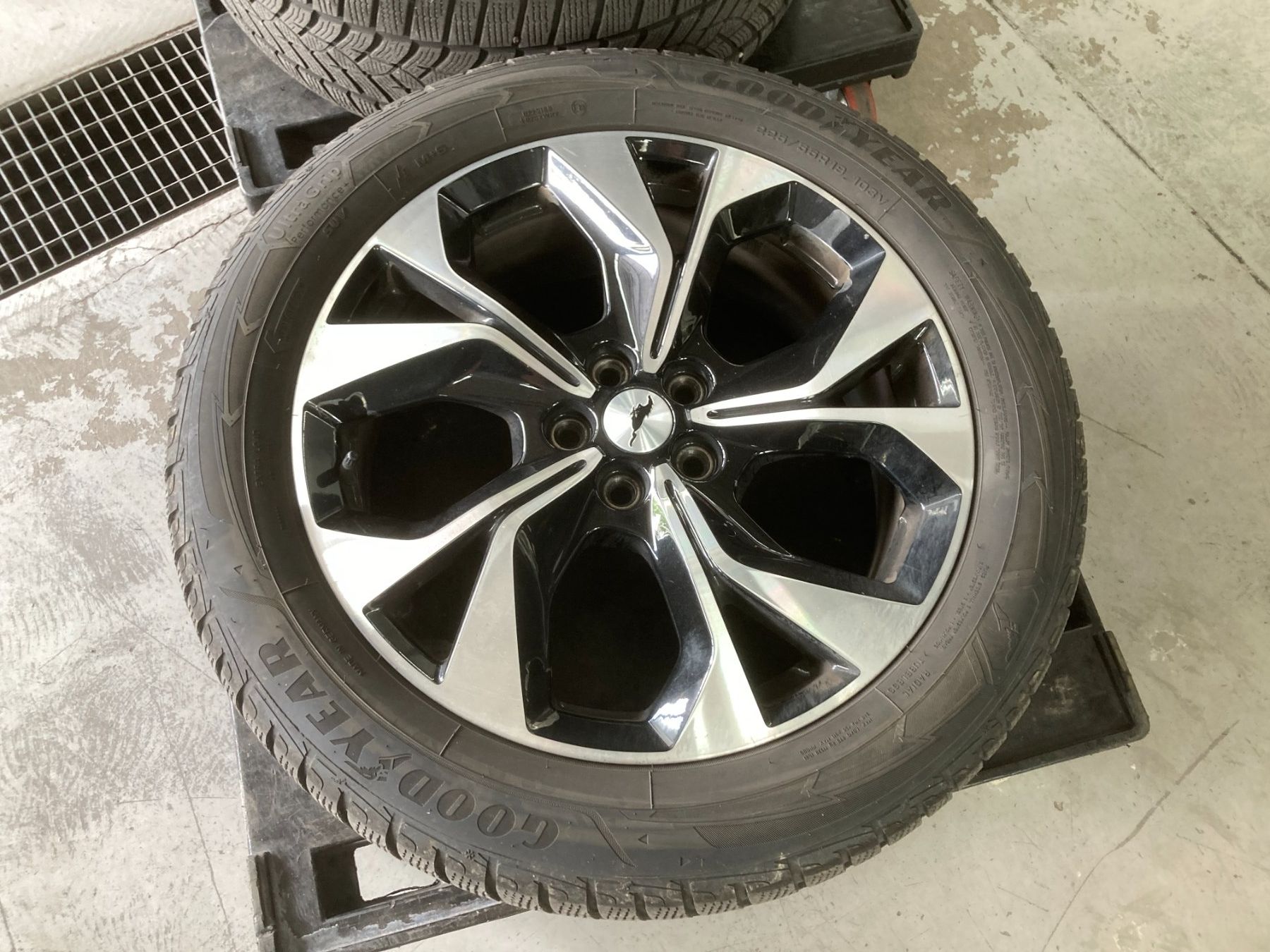 Ford Pneumatici & Ruote complete: Ford Mustang Mach E Winterräder 225/55R19 – Usato da Cham venduto da WB2223 4