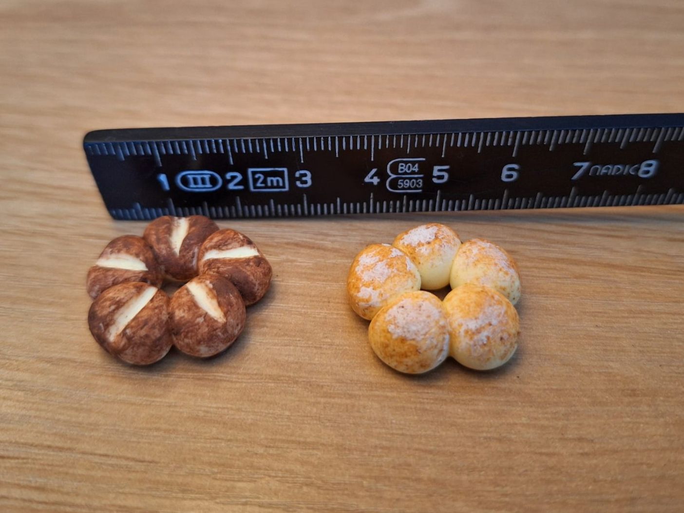 Case e mobili per bambole: Handmade Silserkranz und Krustenkranz Brot – Nuovo (secondo la descrizione) da Zürich venduto da HandmadeTinyFood 1