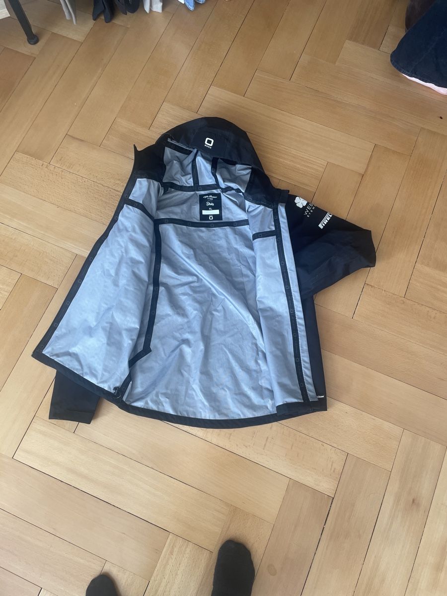 Alfa Romeo Giacche: Alfa Romeo F1 Team 2023 Rain Jacket - CODE-ZERO - XL – Usato da Zürich venduto da Eumi7 7