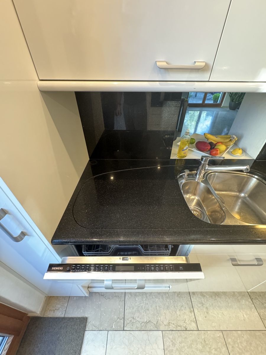 Cucine complete: Küche weiss hochglanz, Küchenplatte Granit schwarz  – Usato da Kirchberg SG venduto da Tex-9500 1