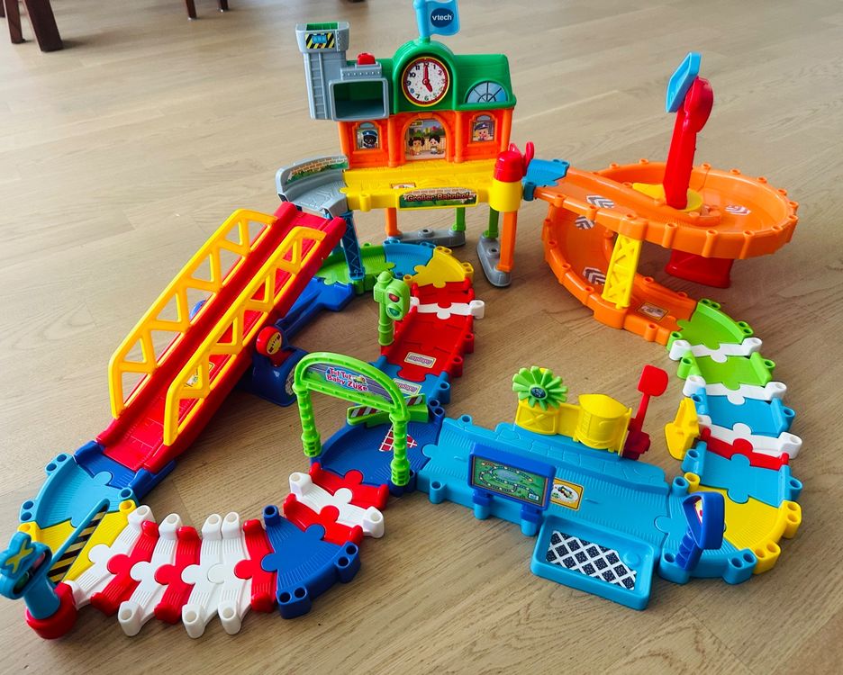 TUT TUT Baby Flitzer – CoComelon Codys Schulbus Mit Schiene & Liedern