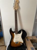 E-Gitarre Squier Stratocaster mit Verstärker Behringer GMA10