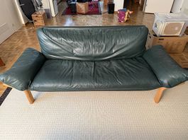 2 Ledersofa, Beistellhocker und 1 Couchtisch