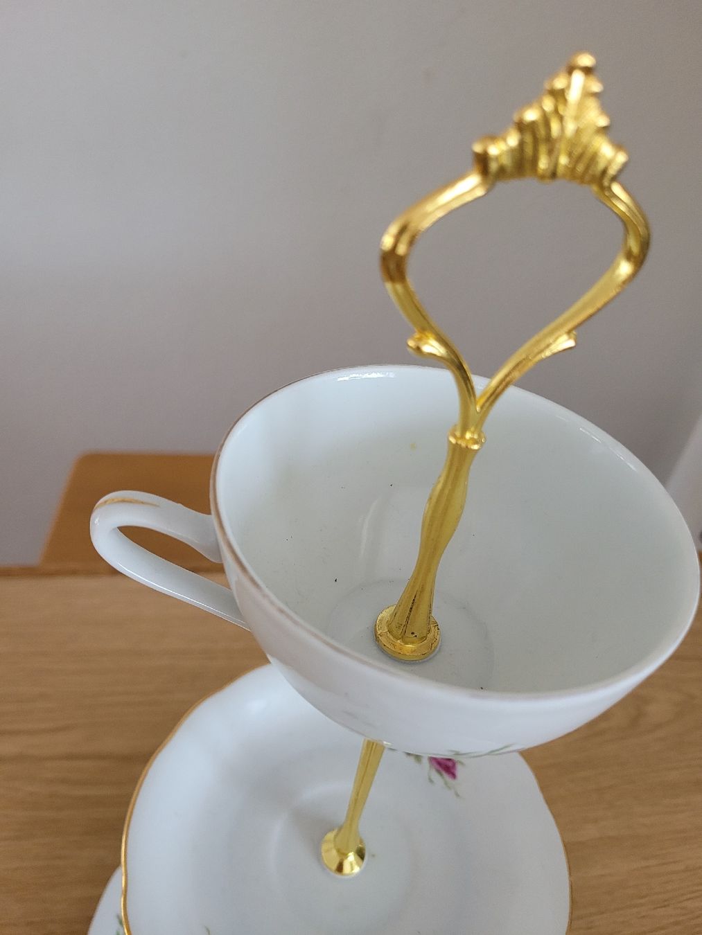Set di piatti: ETAGERE mit Kaffeetasse, Untertellerchen & Desserteller – Usato da Nottwil venduto da echtMOMO 3