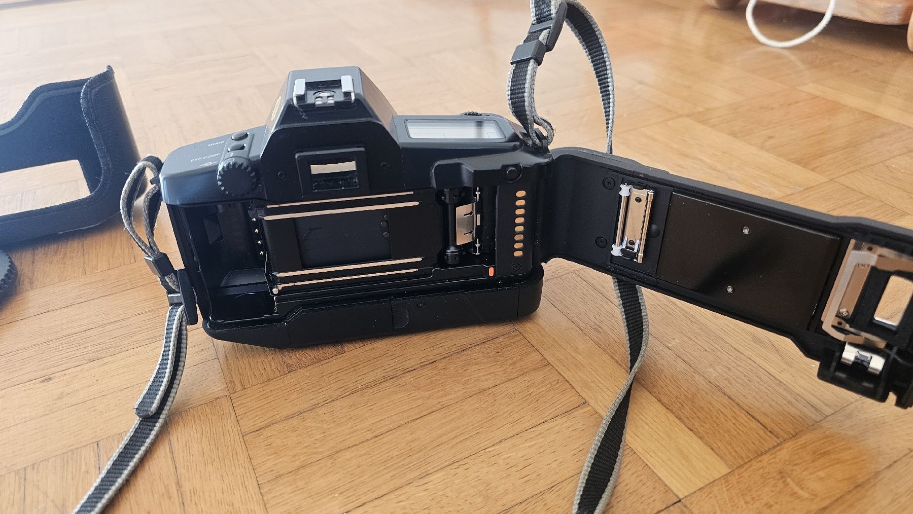 Canon Kamera: Canon EOS 650, Spiegelreflexkamera, analog, ohne Objektiv – Gebraucht aus Bottmingen von Jbilli 7