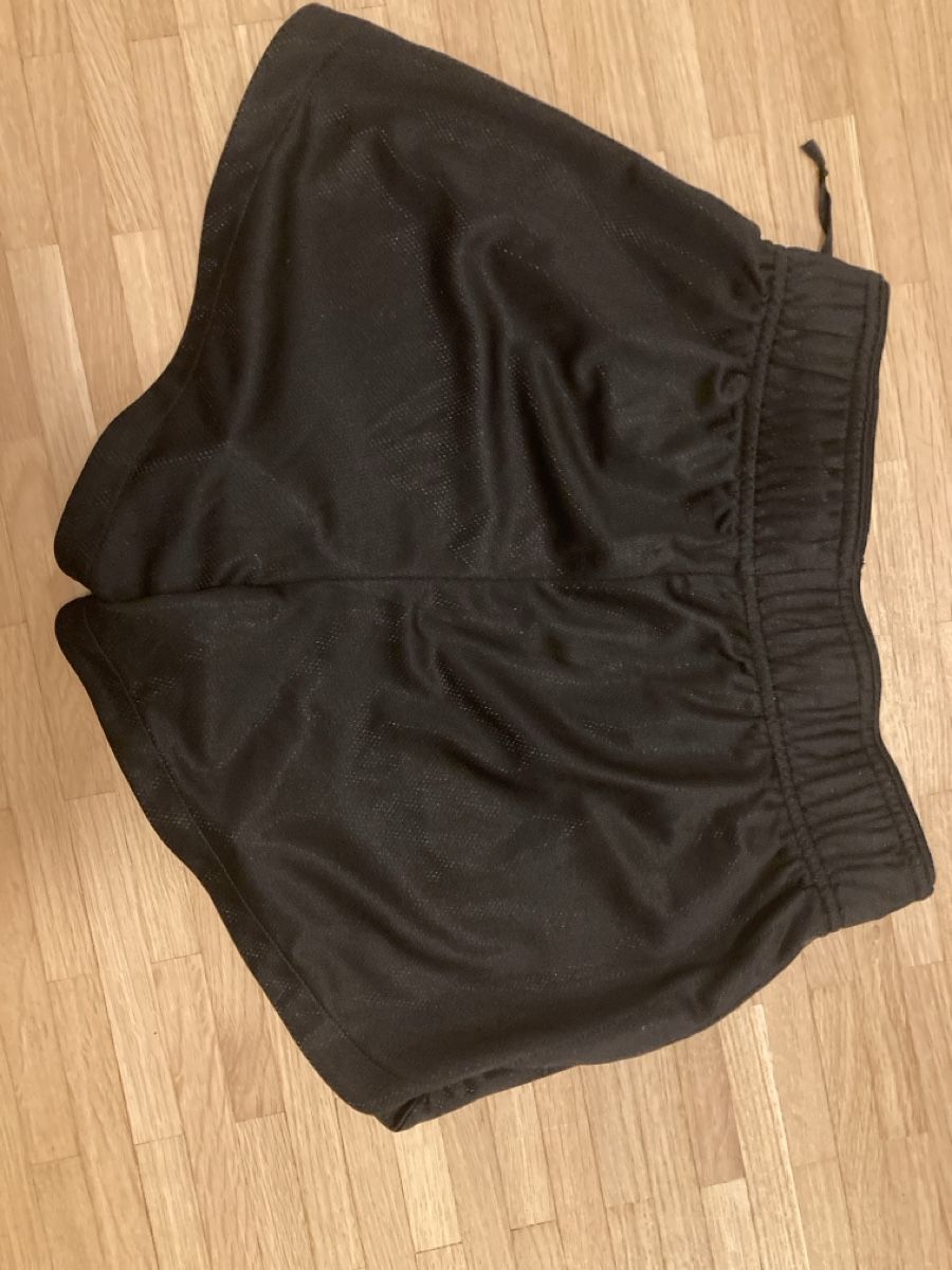 H&M Pantalons: Kurze Sporthose schwarz – D'occasion à Urtenen-Schönbühl par alessibas 1