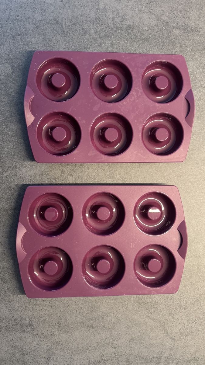 Tupperware Teglie da forno: Tupperware Silikonbackform Dounut Lila, 2 Stück – Usato da Dübendorf venduto da lilmissprincess 2