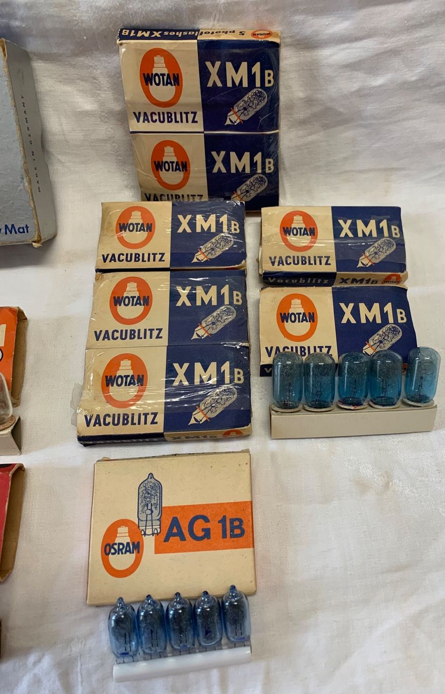 Flash: Alte Blitzleuchte und verschiedene Vacublitze! – Usato da Brunnen venduto da Allerwaren 1