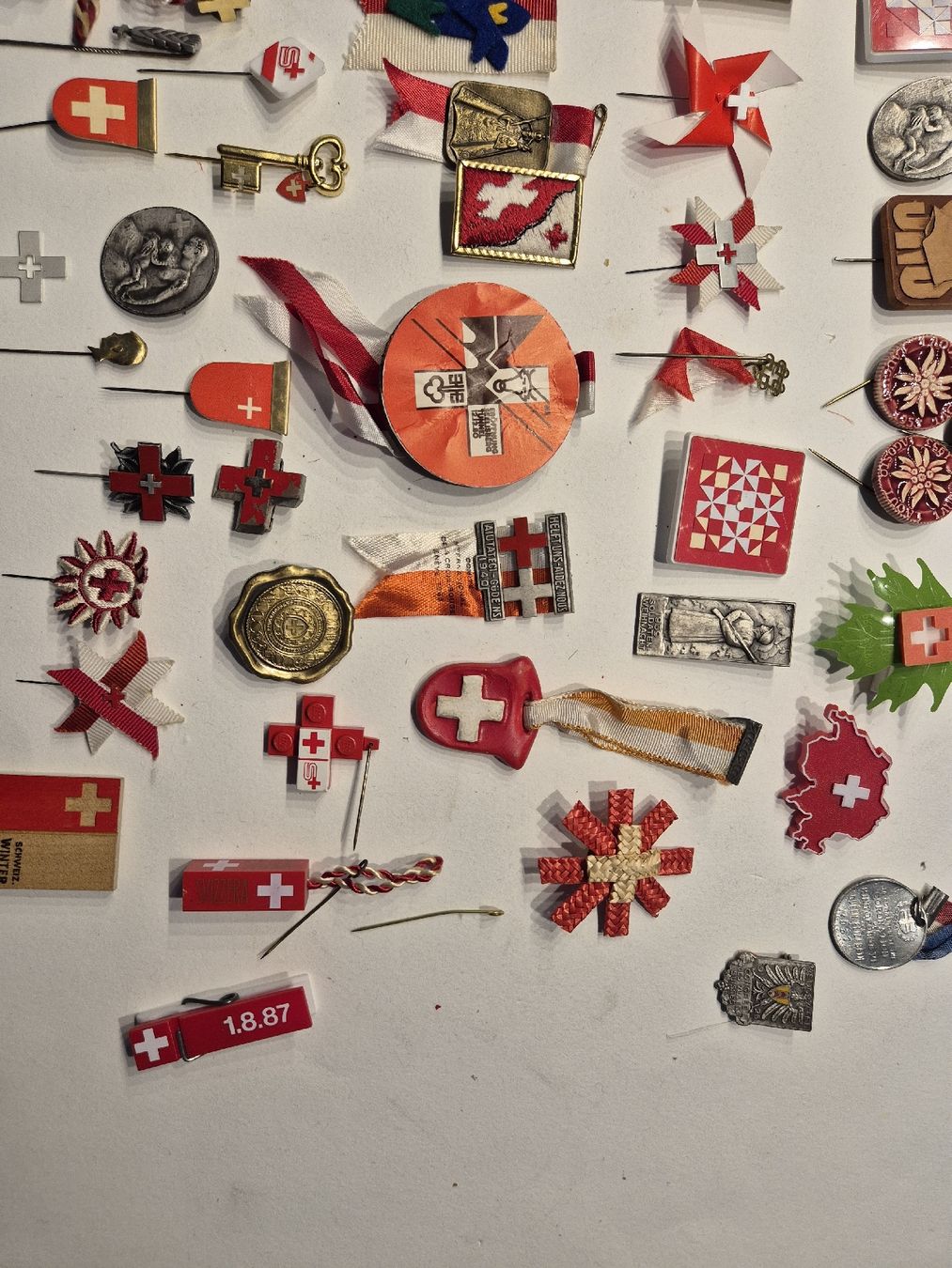 Swiss Placchette & Badge: Sammlung Schweizer Abzeichen Pins Medaillen 1. August Armee – Usato da Russikon venduto da eunicetungol 7