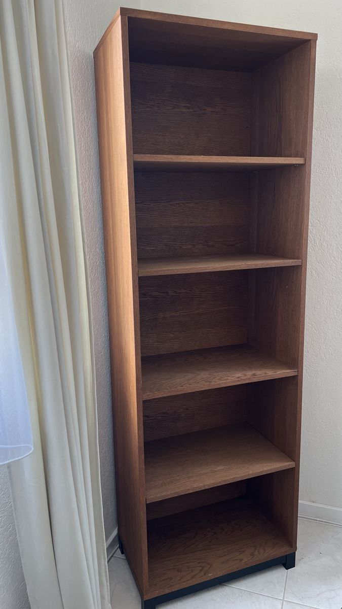 Livique Scaffali: Hochwertiges Bücherregal  – Usato da Bretzwil venduto da .Schoggi. 1