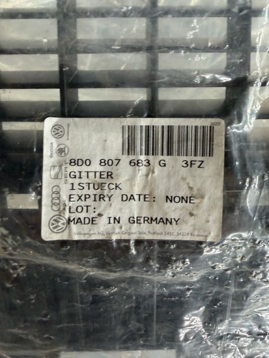 Toutes les pièces auto: Audi S4 B5 Luftführungsgitter Mitte – Neuf avec emballage d'origine à Siebnen par B5-Vabis