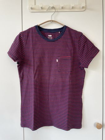 Levi’s T-Shirt Gestreift mit Brusttasche – Grösse S