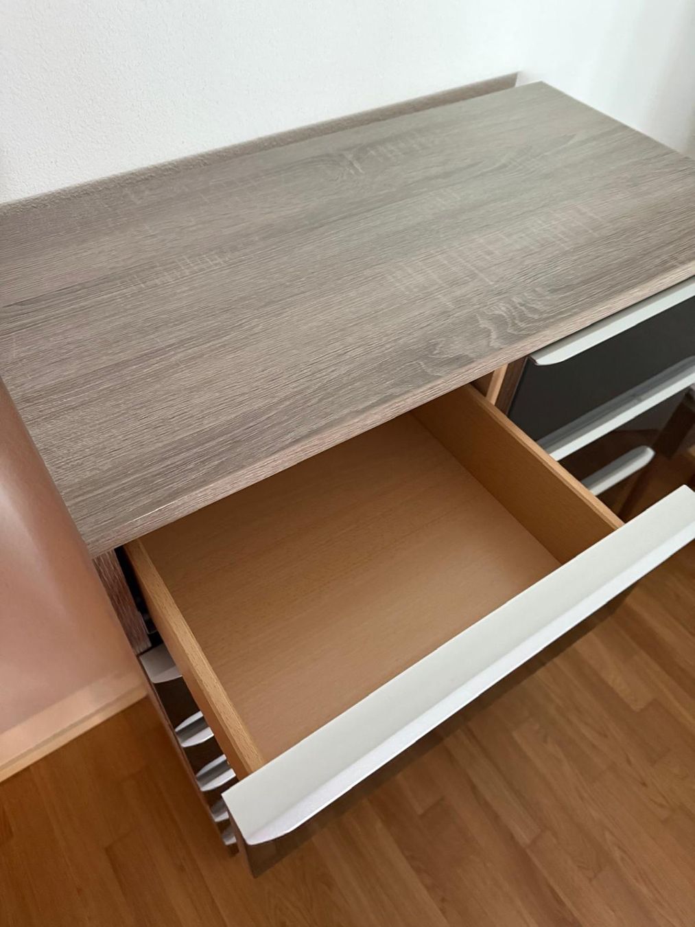 Cassettiere: Hochwertige Schubladen-Kommode mit Glasfronten – Usato da Zug venduto da gaw_888 2