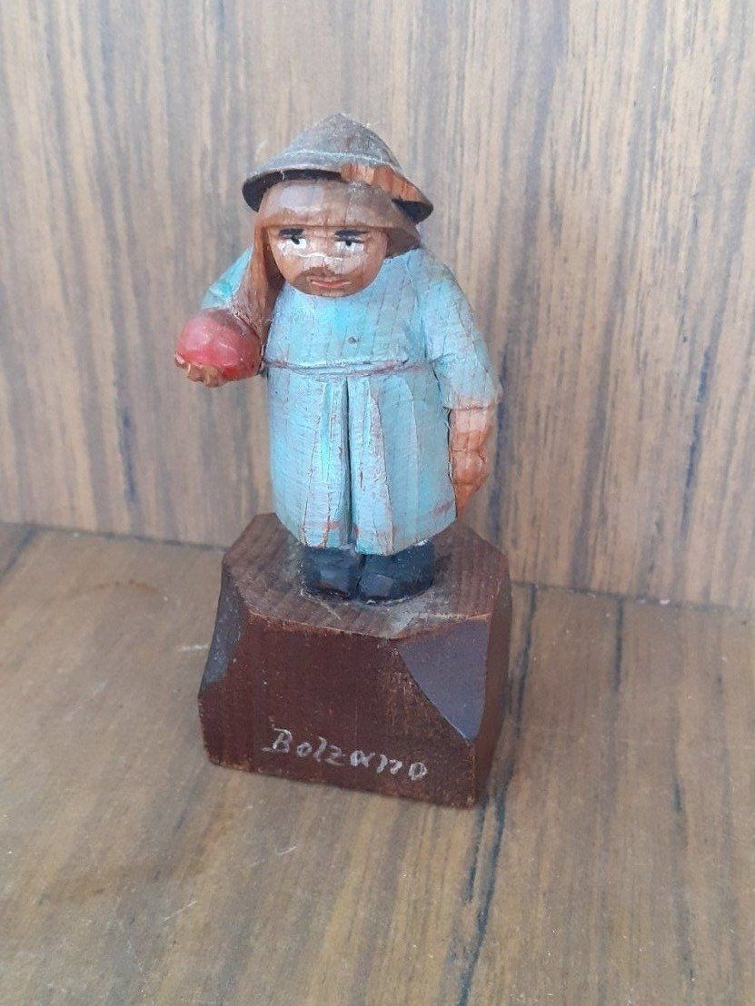 Sculture & Statue: Holzfigur handgeschnitzt - Bauernmädchen mit Apfel – Usato da Mörschwil venduto da antiksalon 4