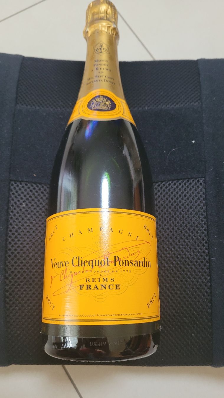 Veuve Clicquot Bevande alcoliche: Veuve Cliequet Ponsardin Champagner – Nuovo e nell'imballaggio originale da Wolfhausen venduto da BigiWolfhausen