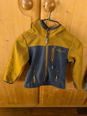 Fleecejacke Trollkids gelb grau mit Kapuze Grösse 110