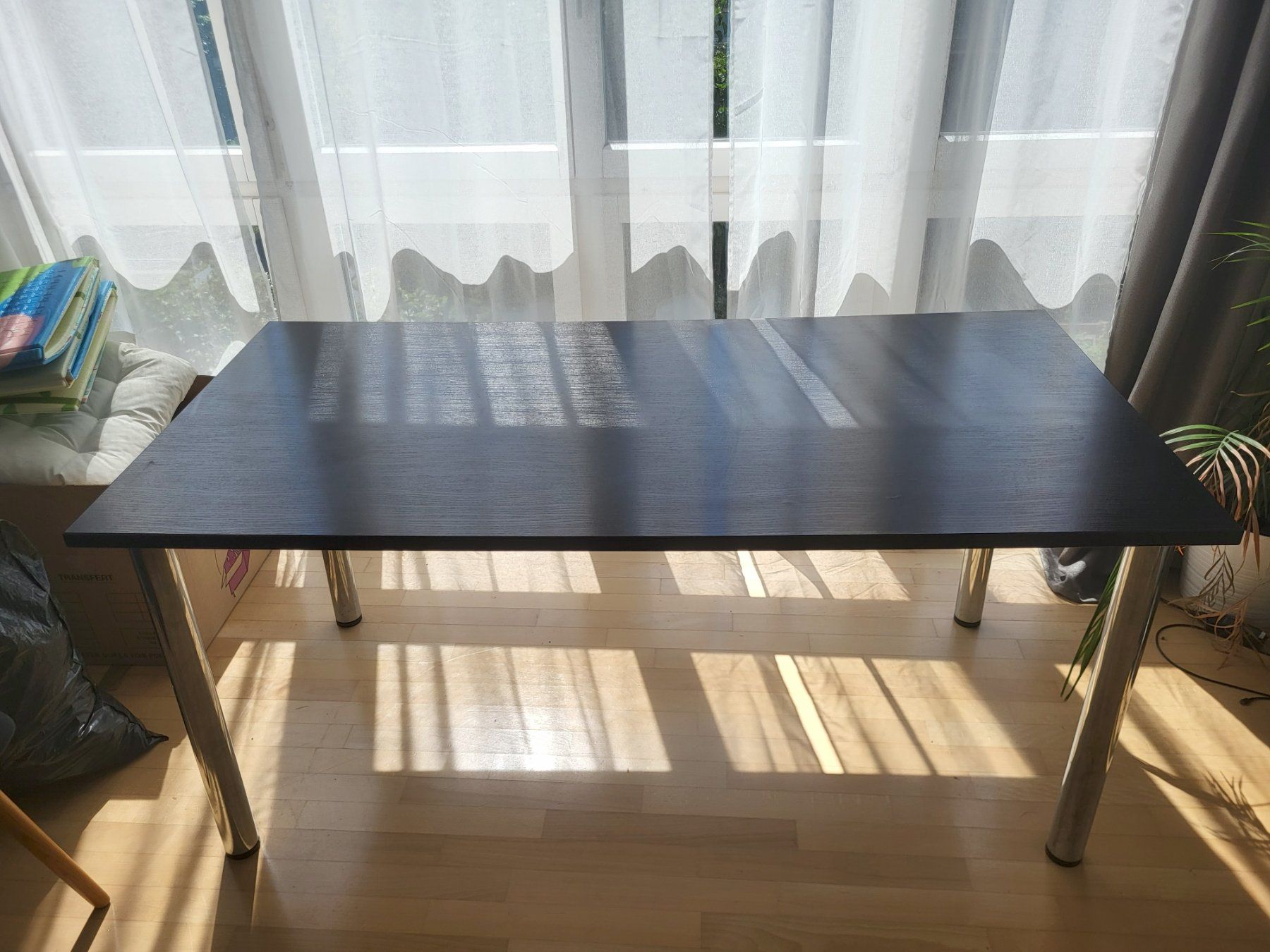 Scrivanie: Bürotisch mit schwarzer Platte und Metallbeinen – Usato da Zürich venduto da Johebe
