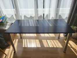 Bürotisch mit schwarzer Platte und Metallbeinen