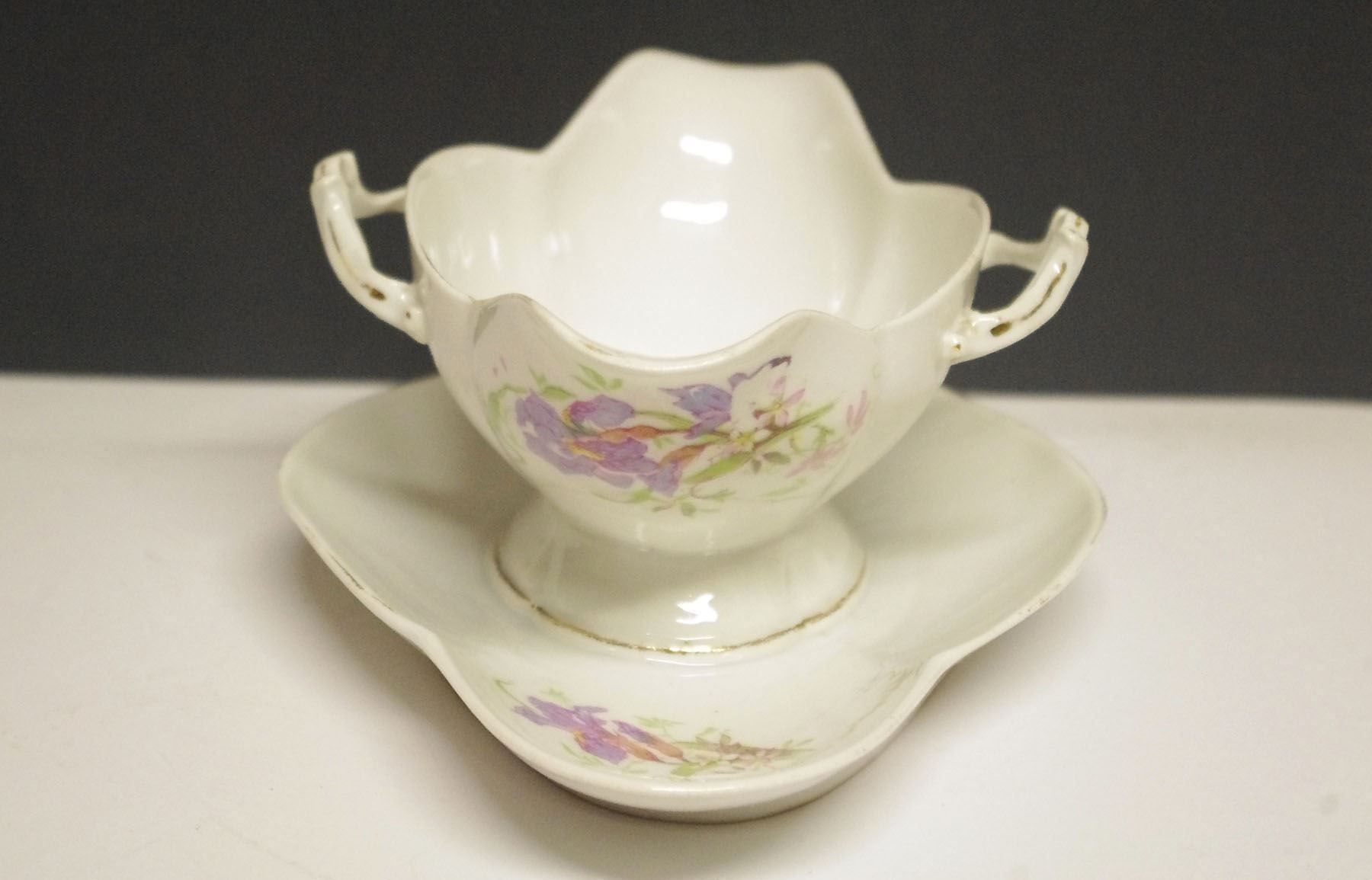 Coupes: Jugendstil Sauciere mit Liliendekor – D'occasion à Meggen par Brockitare