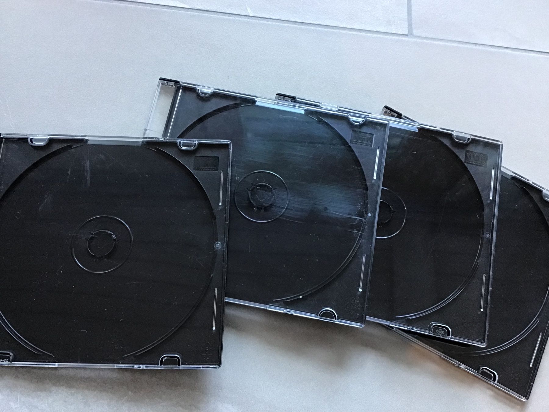 CDs: CD Hülle 4-er Set dünn schwarz ZERKRATZT – Gebraucht aus Giswil von Pingu109 1