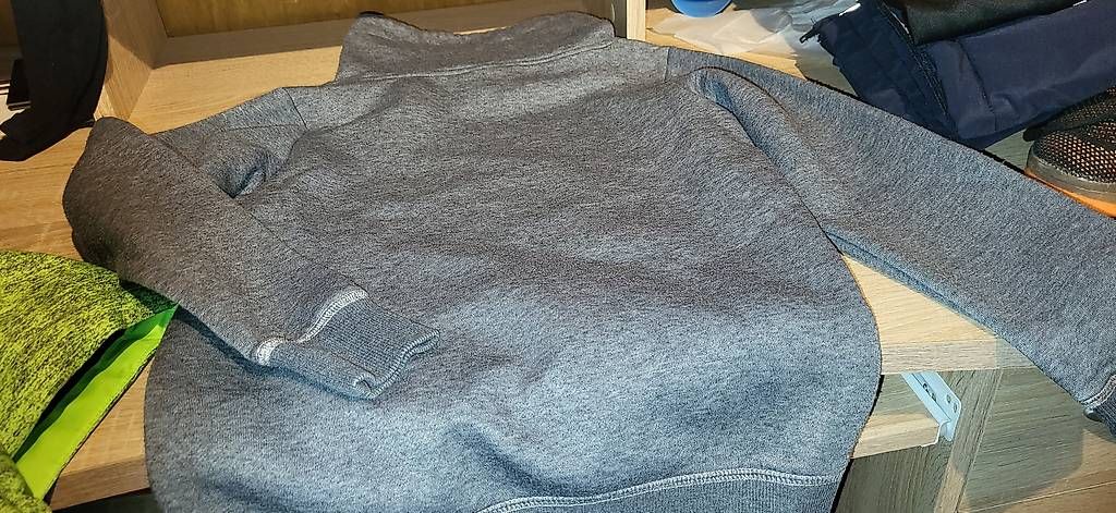 Pullover & Sweatshirts: Sweatpulli mit hohem Kragen 134/140 – Gebraucht aus Schweizersholz von fuchs06 2
