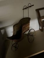 Kleiner antiker Puppenwagen