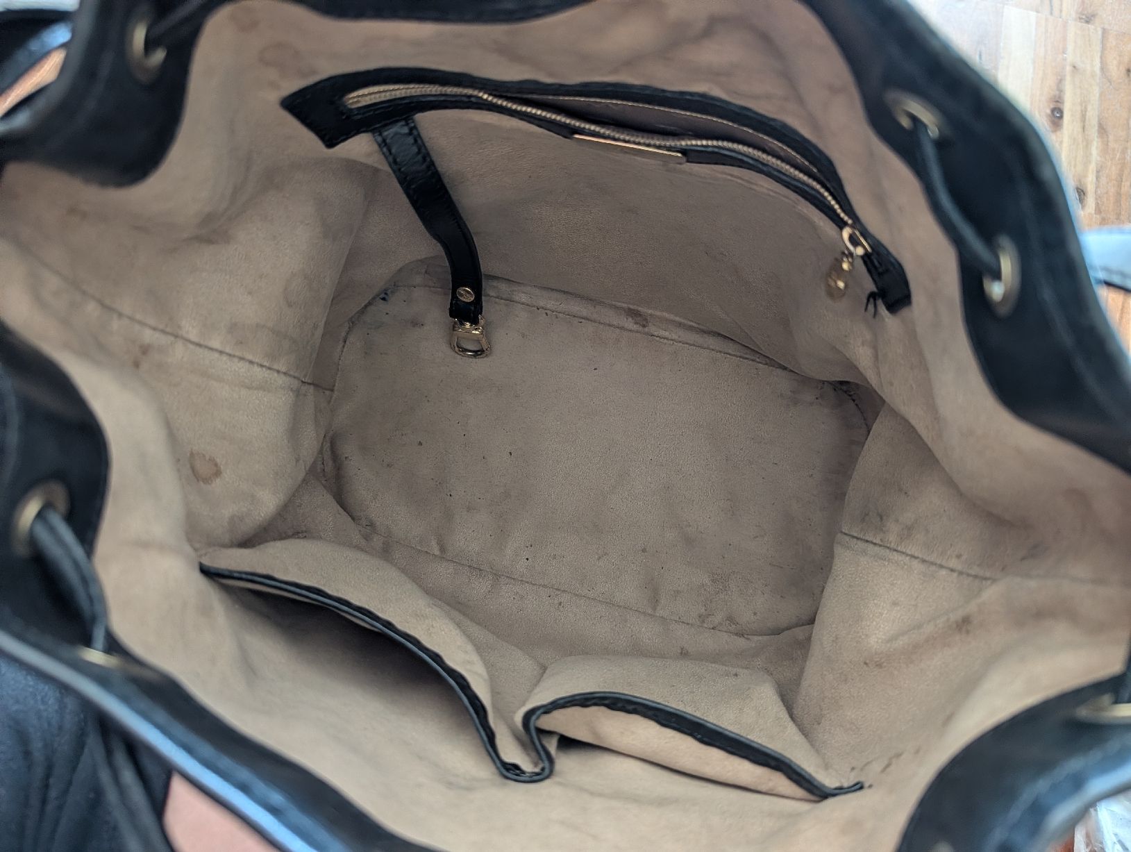 Maison Mollerus Sacs femmes: Maison Mollerus Beuteltasche schwarz mit Gold – D'occasion à Zürich par Time14 4
