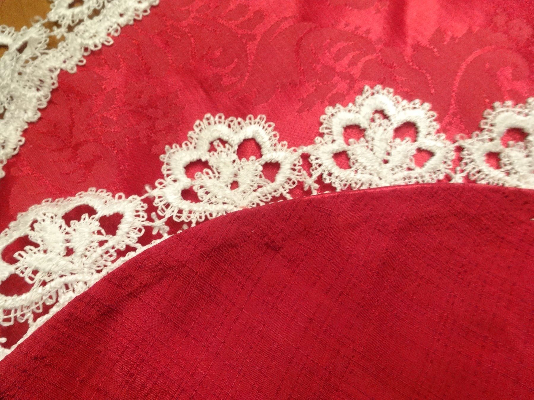 Toutes les décorations: Napperon satin rouge foncé – Neuf avec emballage d'origine à Biel/Bienne par milamila02 2