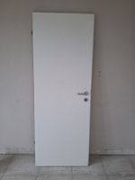 Weisse Holz Innentüre mit Drücker zu verkaufen.