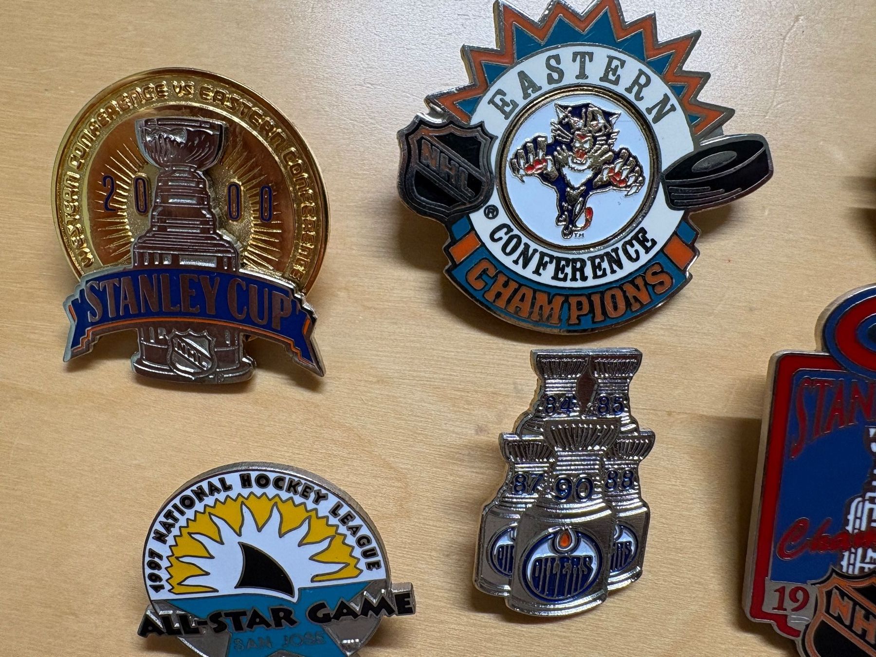 NHL Plaketten & Abzeichen: 8 NHL Pins | Anstecker – Gebraucht aus Elgg von Jo_Naj 1